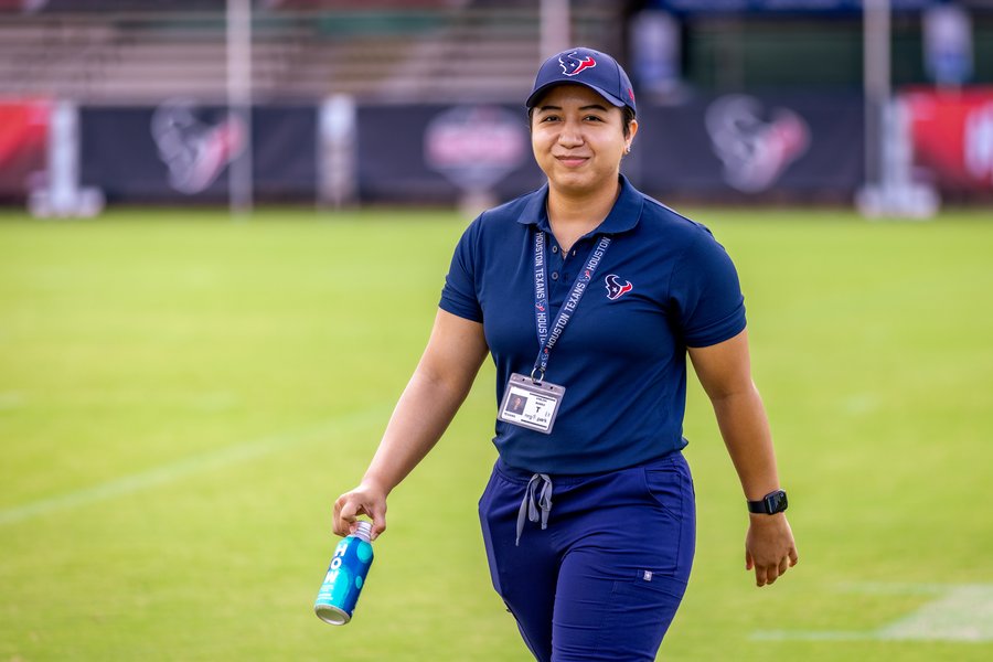 McGovern Medical School student shares key takeaways from clinical rotation  with Houston Texans - UTHealth Houston